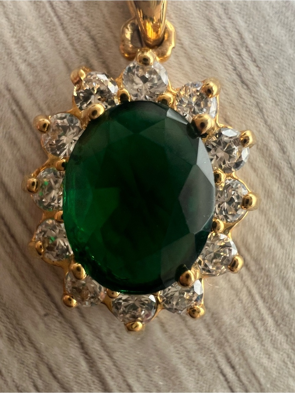Elegant Gold-Tone Emerald Green Oval Pendant Necklace - Picture 2 of 7